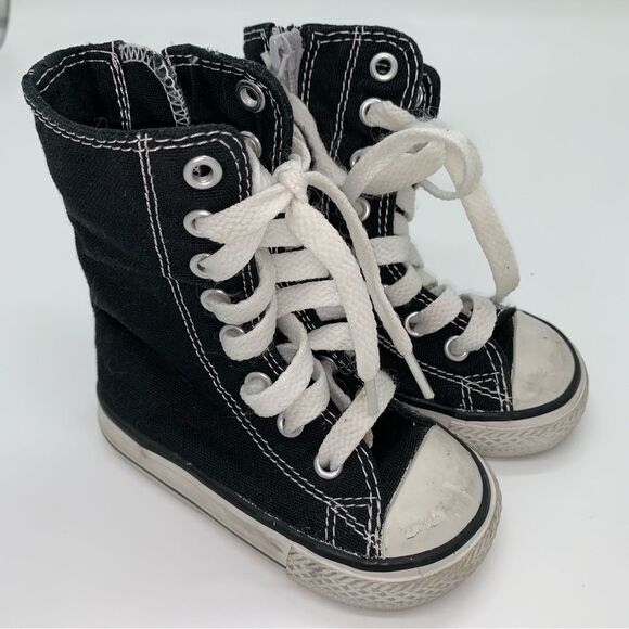 Chuck Taylor All Star Converse High Tops for Kids - Picture 1 of 7